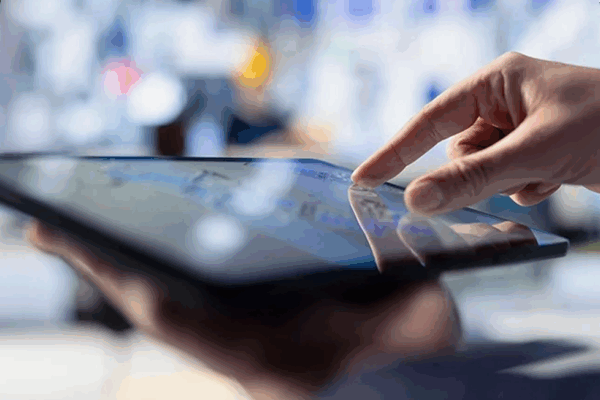 persona usando una tablet